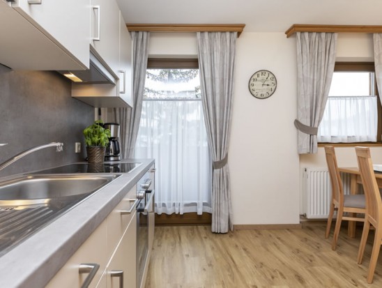 Küche mit Esstisch und Balkon